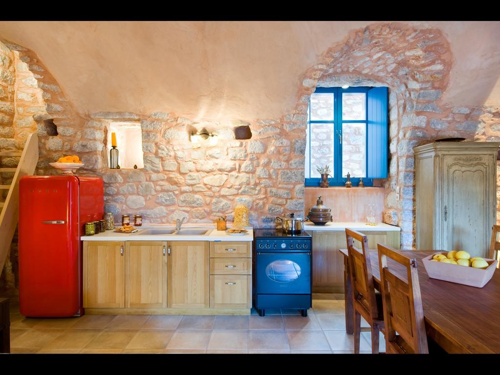 Arapakis Historic Castle Aparthotel Pírgos Dhiroú Rom bilde