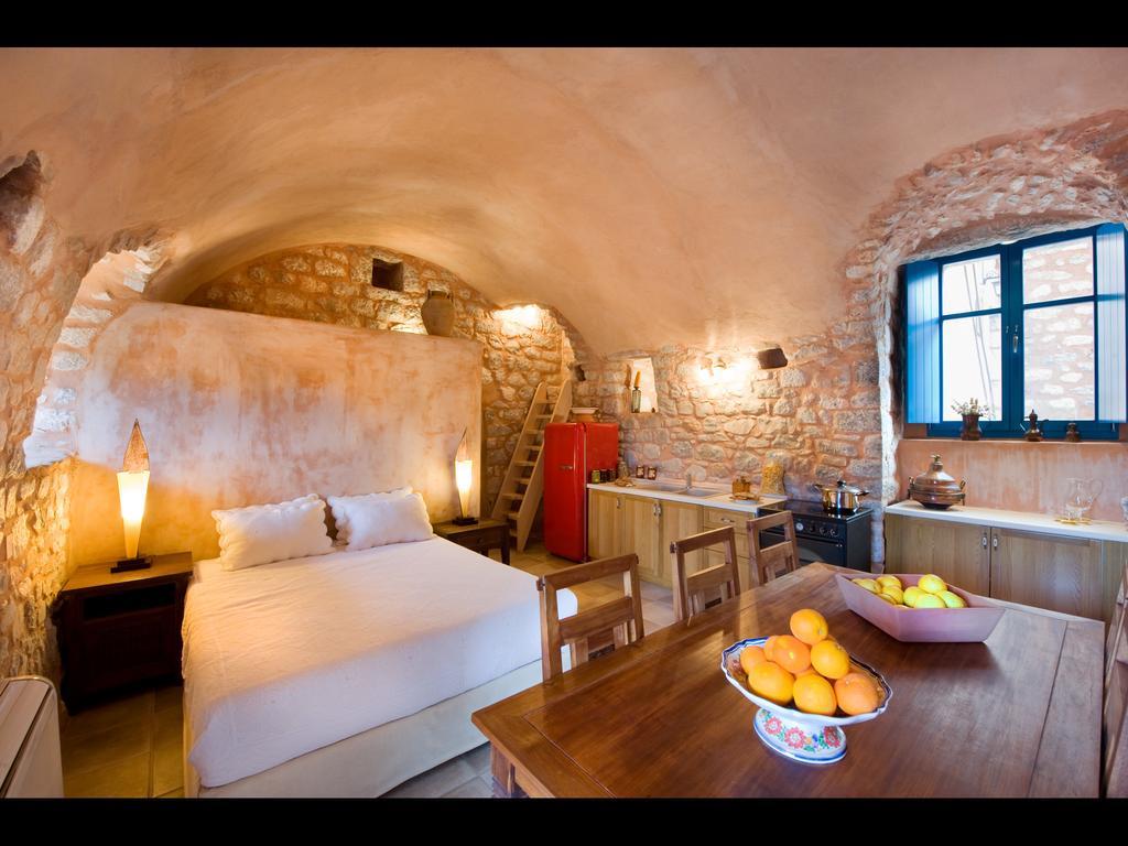 Arapakis Historic Castle Aparthotel Pírgos Dhiroú Rom bilde