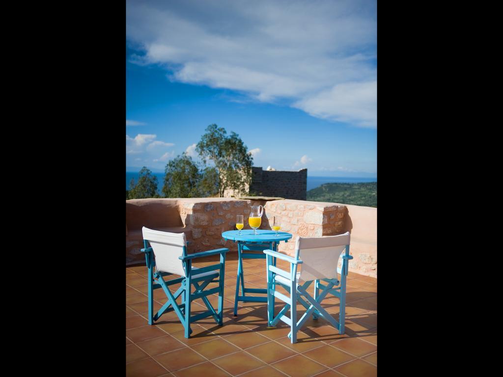 Arapakis Historic Castle Aparthotel Pírgos Dhiroú Rom bilde