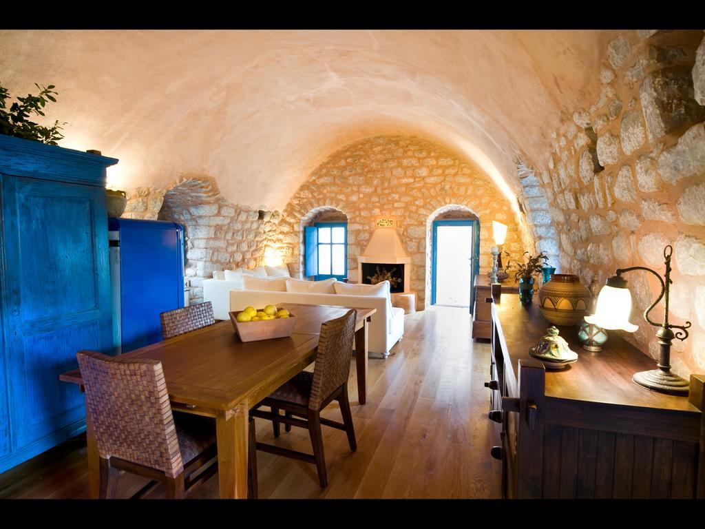 Arapakis Historic Castle Aparthotel Pírgos Dhiroú Rom bilde