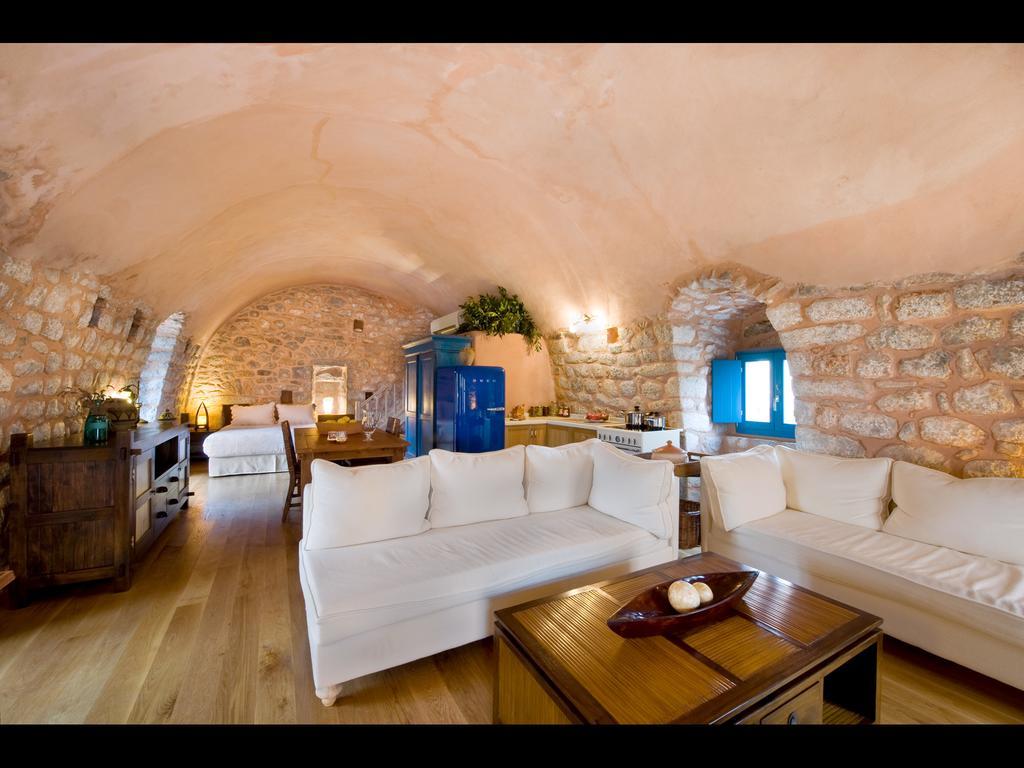 Arapakis Historic Castle Aparthotel Pírgos Dhiroú Rom bilde