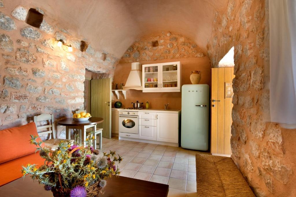 Arapakis Historic Castle Aparthotel Pírgos Dhiroú Rom bilde