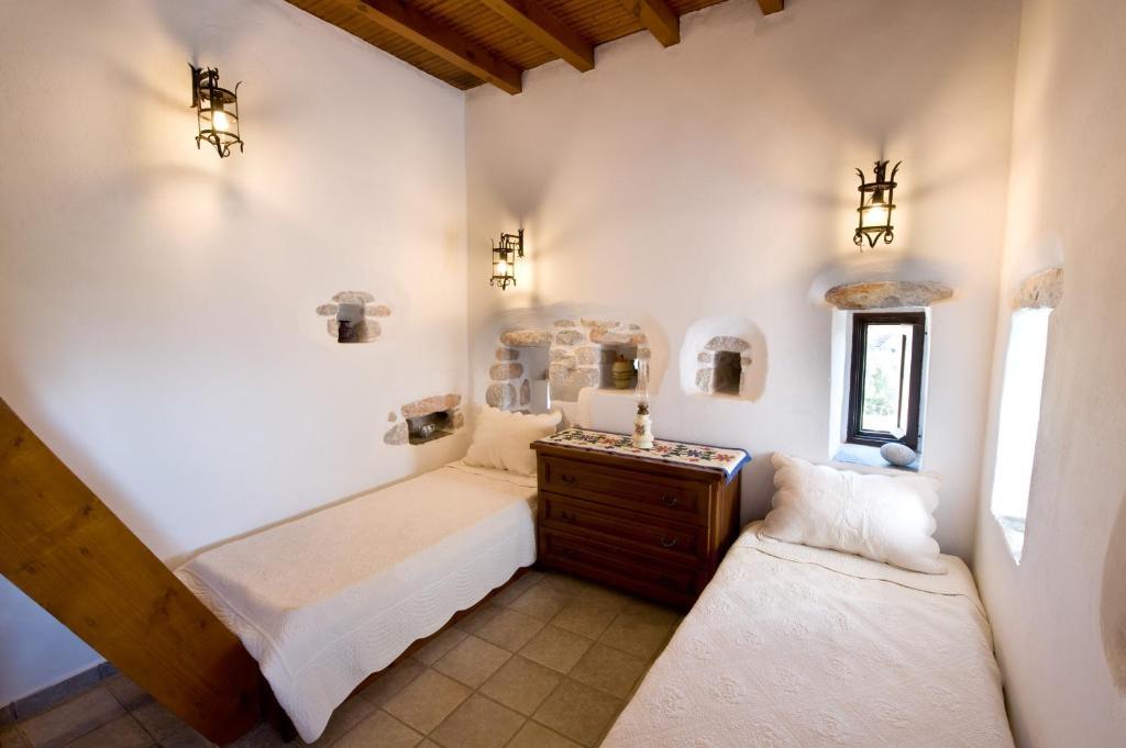 Arapakis Historic Castle Aparthotel Pírgos Dhiroú Rom bilde