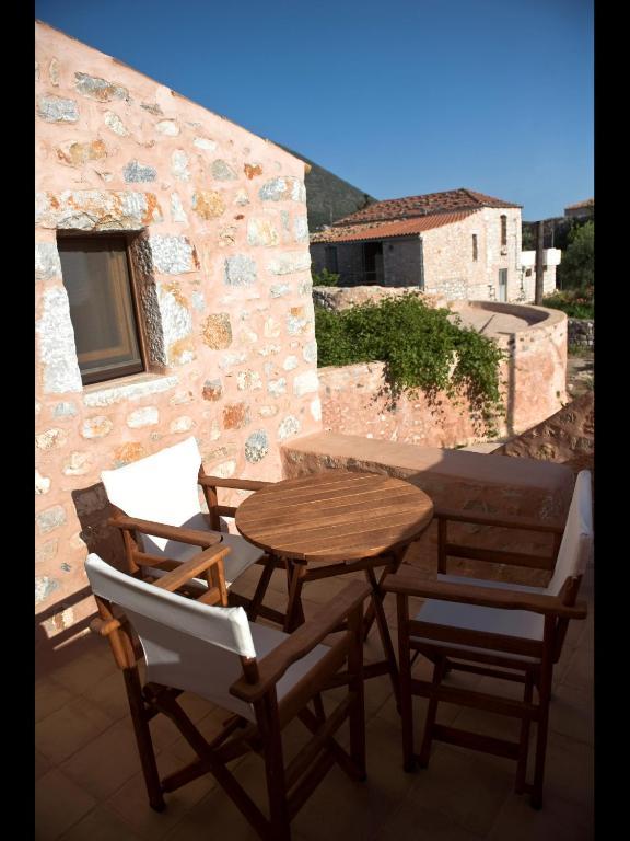 Arapakis Historic Castle Aparthotel Pírgos Dhiroú Rom bilde