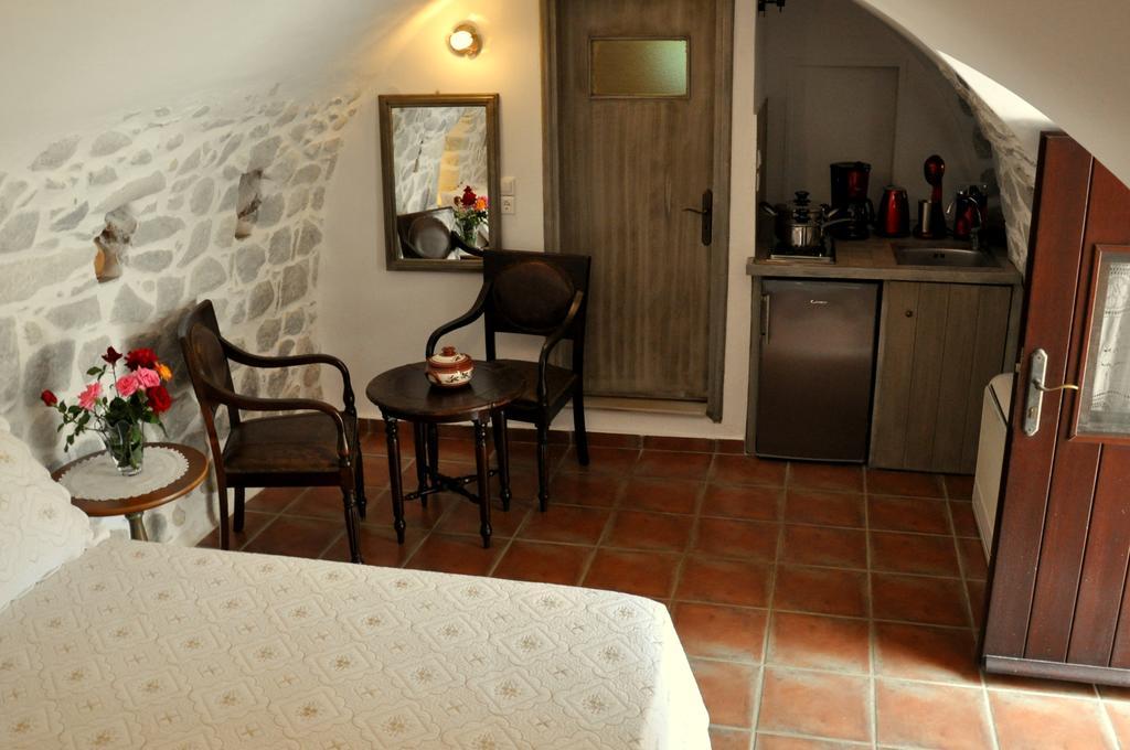 Arapakis Historic Castle Aparthotel Pírgos Dhiroú Eksteriør bilde