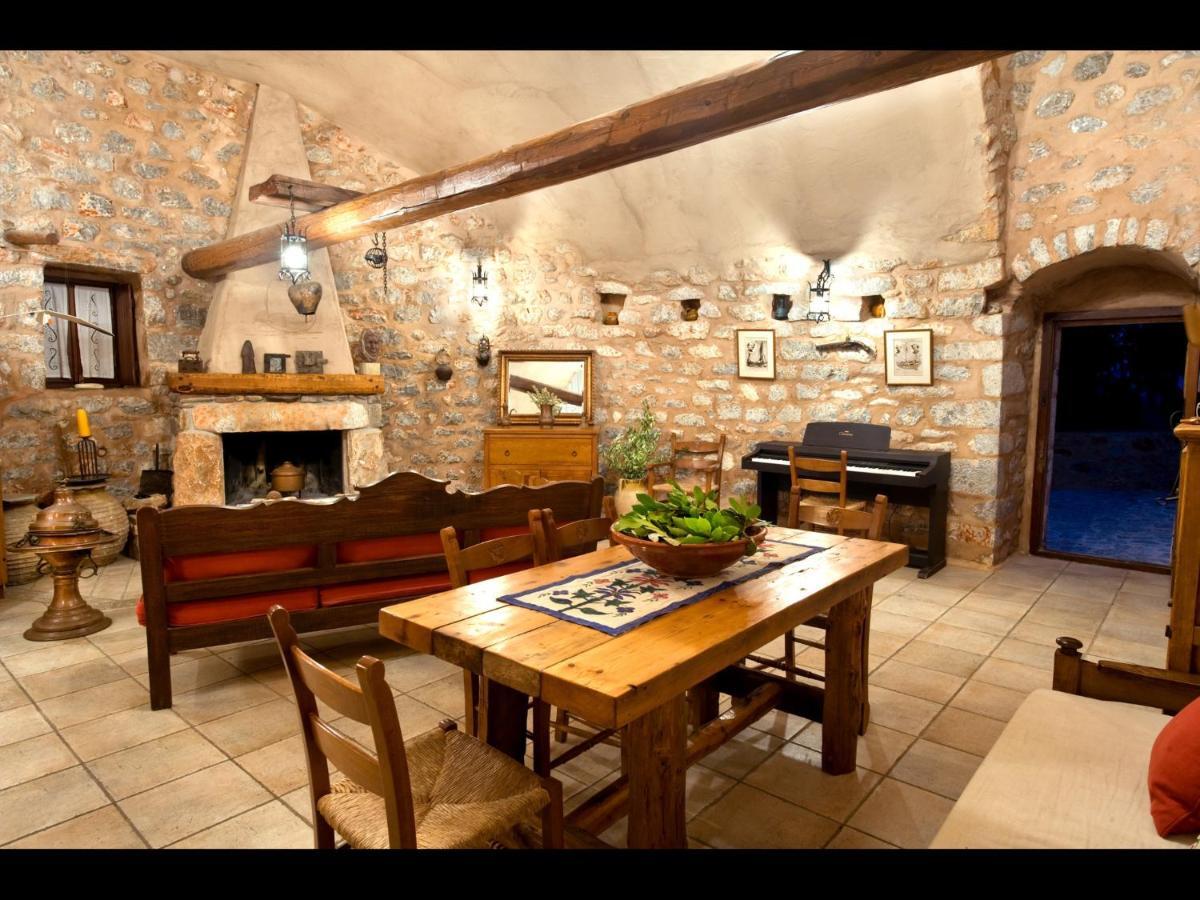 Arapakis Historic Castle Aparthotel Pírgos Dhiroú Rom bilde