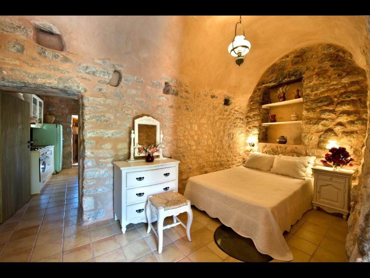 Arapakis Historic Castle Aparthotel Pírgos Dhiroú Rom bilde
