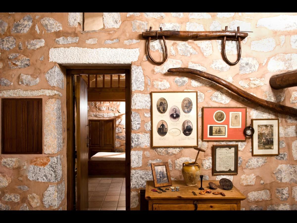 Arapakis Historic Castle Aparthotel Pírgos Dhiroú Rom bilde